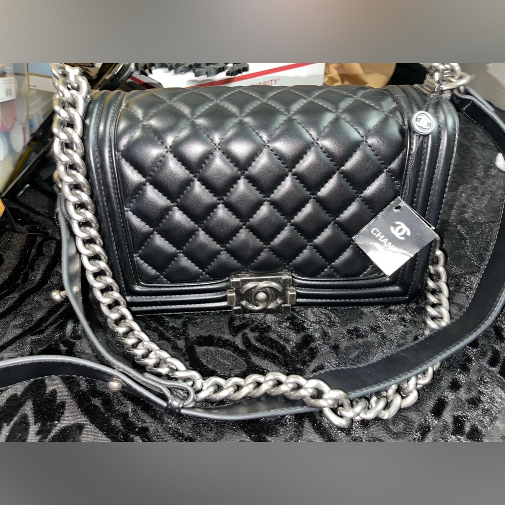 Women’s designer style purse (NWT)